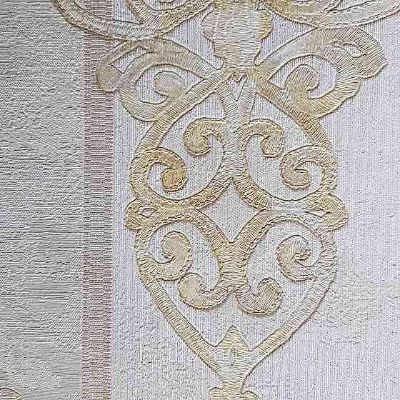 Шпалери метрові вінілові на флізелін 24 Carati Cristiana Masi вензель великий структурний на золотистий беж Київ