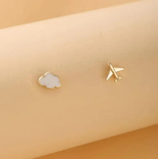 Серьги-пусеты минималистичные с дизайном самолета и облака 2 шт, цинковый сплав, эмаль, золотистые Киев - изображение 3