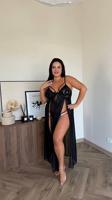 Эротический пеньюар больших размеров plus size с кружевом длинный с разрезом полупрозрачный на бретелях с трусиками черный Одесса - изображение 7