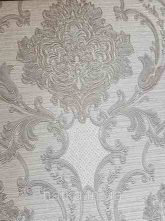 Шпалери вінілові на флізелін Grandeco Montana A45003 метрові вензелі сірі сріблом на ясно сірому під тканина Київ