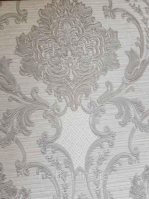 Шпалери вінілові на флізелін Grandeco Montana A45003 метрові вензелі сірі сріблом на ясно сірому під тканина Київ - фото 1