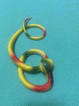 Іграшка змія резинова жовтого кольору, Декор на Хеллоуїн, чудова прикраса хеллоуін, розмір 70 см Київ