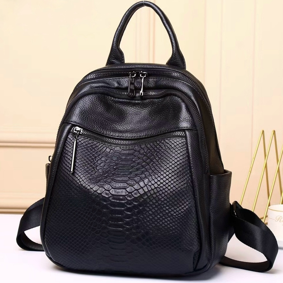 Шкіряний жіночий рюкзак з тисненням, чорний Київ - фото 6