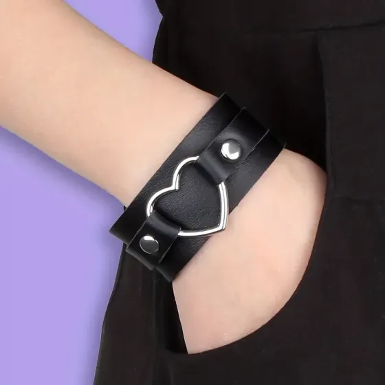 Широкий браслет из PU-кожи с металлическим сердцем – черный готический стиль Киев