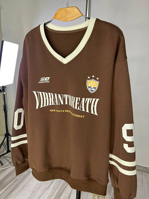 Свитшот женский A-N 25047 оверсайз вырез поло с надписью впереди one size коричневый, коричневый, one size Киев - изображение 12