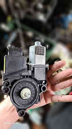 Передній моторчик склопідіймача на Hyundai Santa Fe 2014-2018 Київ