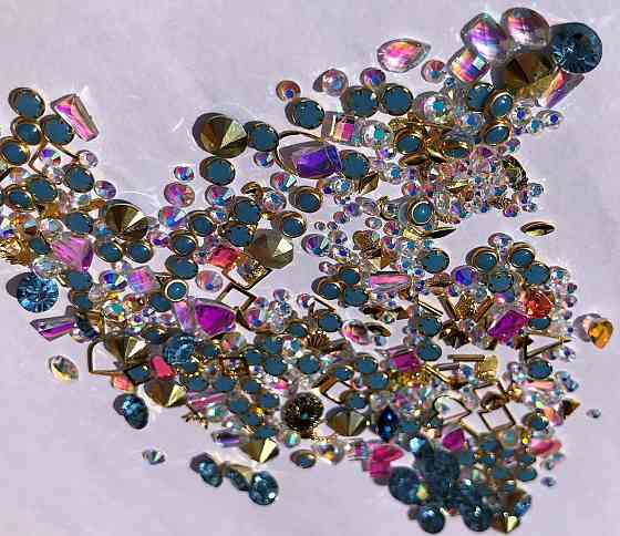 Стрази Swarovski мікс різні розміри і форми + формочки різних форм (1400 шт) АВ , сині й лілові. Київ