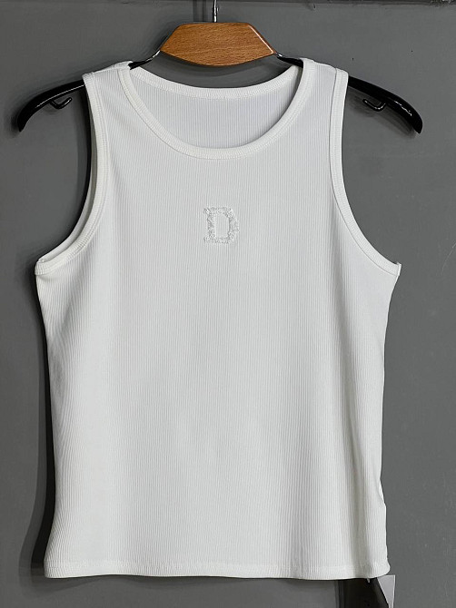 Майка женская A-N 27035 в рубчик с вышивкой буквы D пайетками, белый, one size Киев - изображение 12