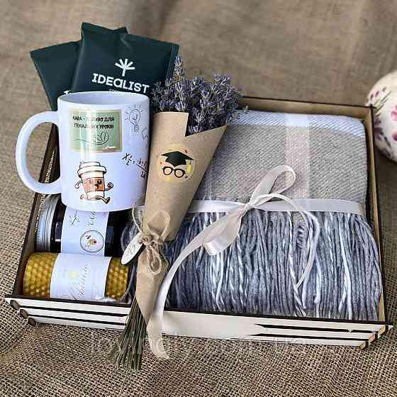 Подарочный набор для учителя в деревянном боксе с пледом и кофе Ирпень