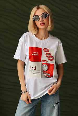 Женская футболка с акцентным принтом 