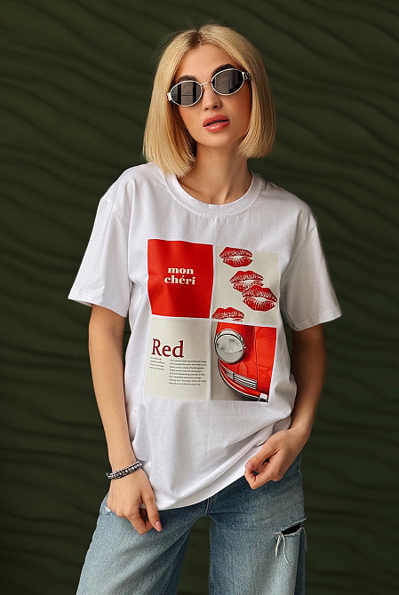 Женская футболка с акцентным принтом 