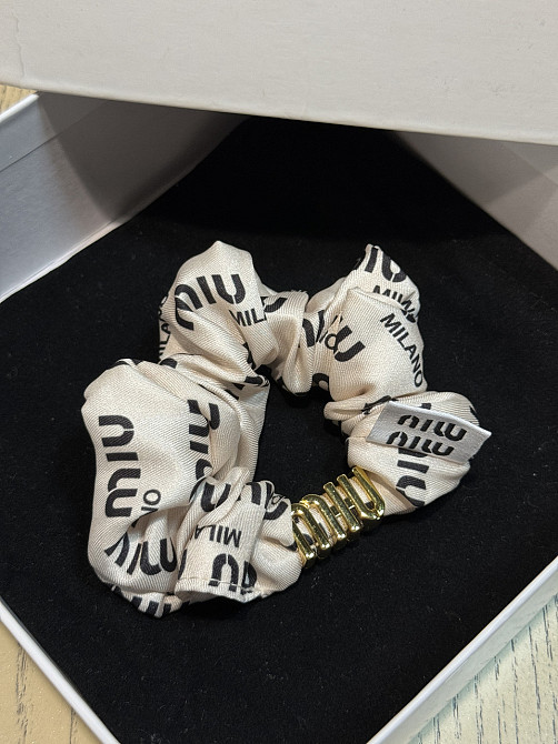 Гумка для волосся MIUMIU бежева з логотипом і написами Одеса - фото 4