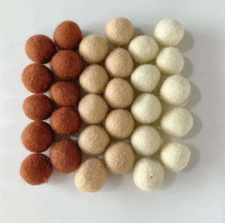 Набір вовняних кульок для творчості 30 шт – темна кава, світла кава, молочно-білі, Ø 2 см Київ - фото 1