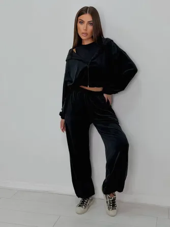 Костюм-тройка, состоящий из удобной толстовки на кулиске, стильных брюк и топа Одесса