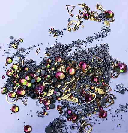 Стрази Swarovski мікс різні розміри та форми + формочки різних форм (1400 шт.) чорні та фіолетово- смарагдові. Київ