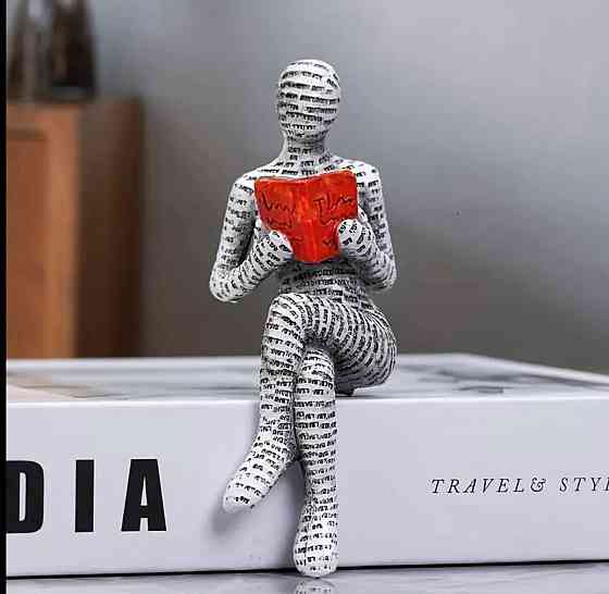Декоративная фигурка человека с книгой для интерьера Киев