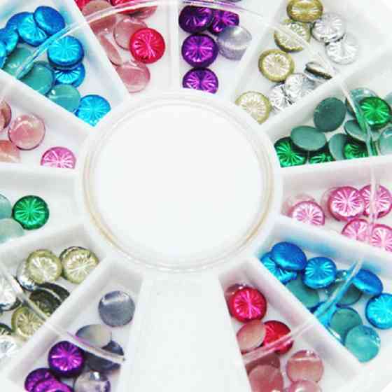 Різнокольорові стрази на нігті Київ