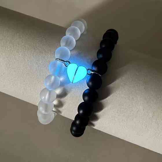 Парные браслеты для влюблённых чёрный и прозрачный – с коронами и светящимся сердечком Киев