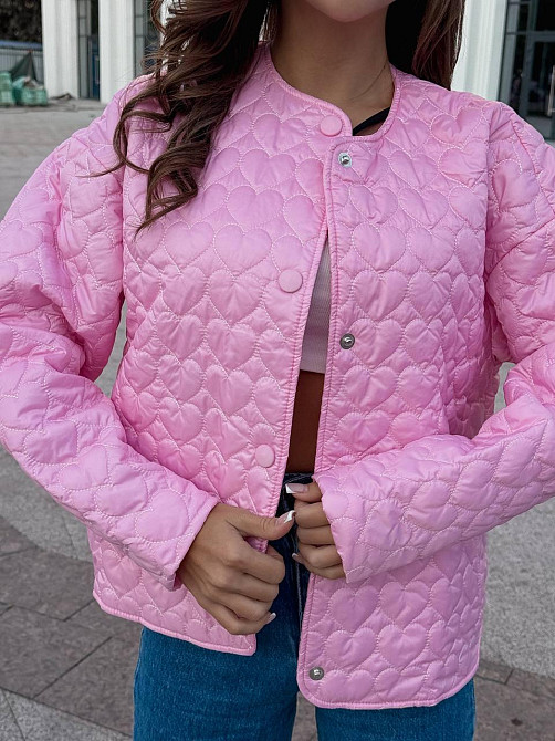 Женская повседневная куртка с сердечками на кнопках плащевка Лаке на силиконе Барби Одесса - изображение 6