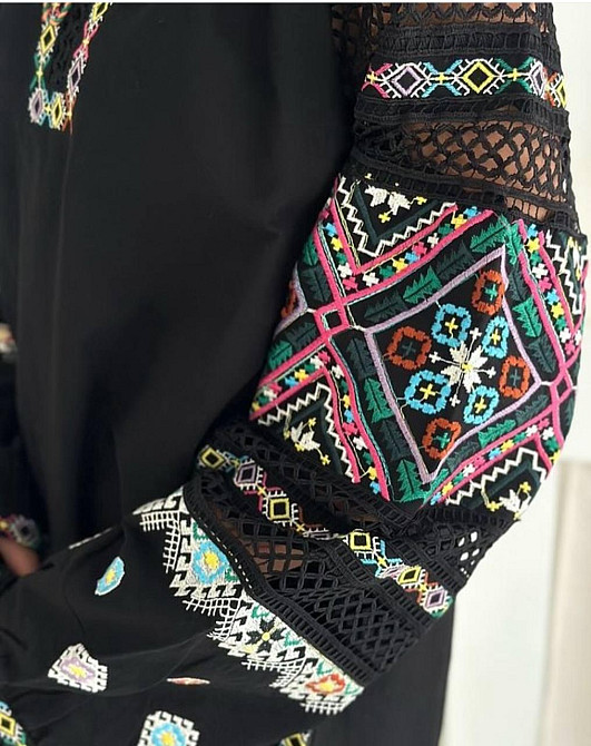 Женская современная вышиванка с разноцветной вышивкой 80% хлопок, 20% полиэстер. Черный, 50 Одесса - изображение 4