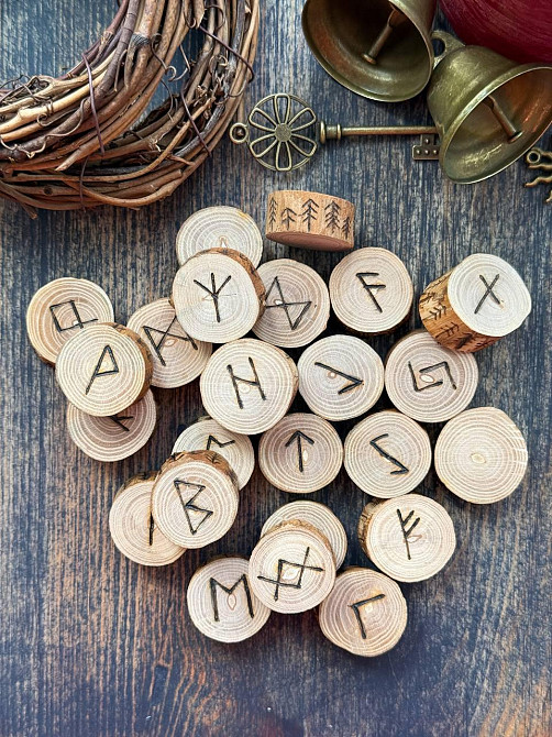 Скандинавские руны из ясеня ручной работы 