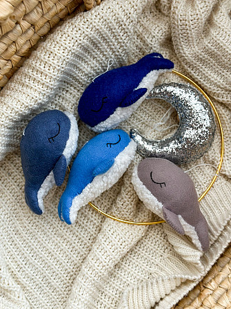 Дитячий мобіль на ліжечко для немовлят ручної роботи WooolyWool «Кити» Київ - фото 6