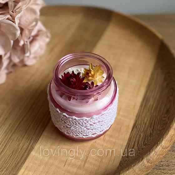 Ароматическая свеча из натурального воска в стеклянной колбе декорирована сухоцветами Ирпень