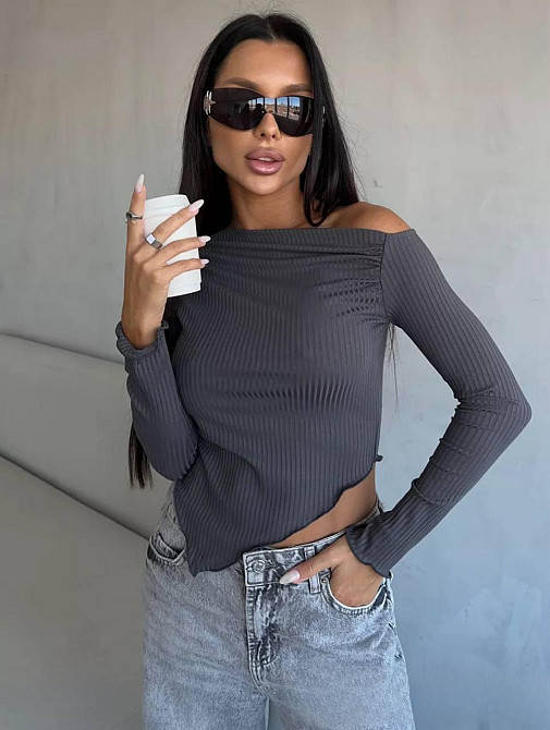 Жіночий базовий асиметричний лонгслів з відкритим плечем рубчик Одеса - фото 1