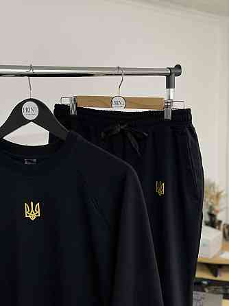 Чорний весняний костюм з тризубом Чернівці