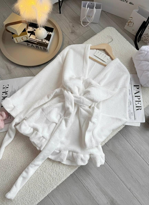 Жіночий теплий короткий халат на запах з рюшами Білий Одеса - фото 5