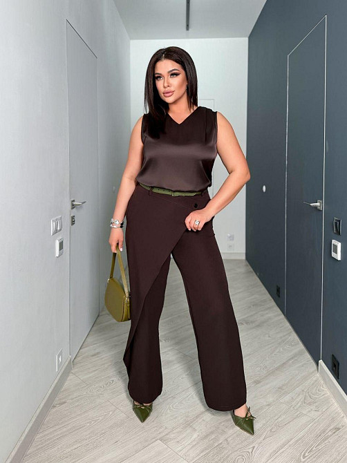 Женские прямые брюки с эффектным асимметричным запахом спереди из костюмной ткани Шоколадный, 46/48 Одесса - изображение 4