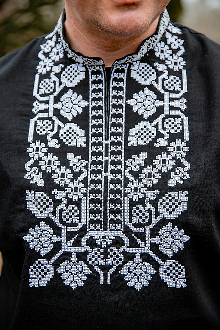 Мужская вышиванка с длинным рукавом черная с белой вышивкой, нарядная рубашка с вышивкой, мужские вышиванки Киев - изображение 6