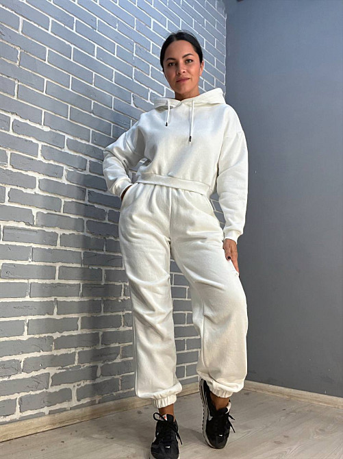 Костюм женский Quzen 478-480 короткое худи с капюшоном и брюки джоггеры на резинке флис белый, белый, M Киев - изображение 6