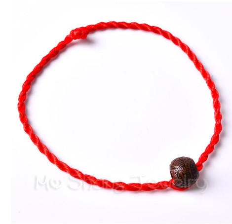 Красный браслет-нить с бусинкой Киев - изображение 1