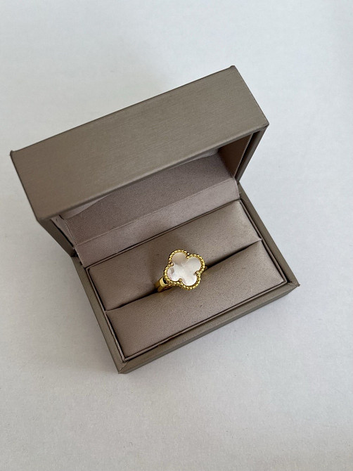 Van Cleef кольцо перламутр позолота 18 К / кольцо клевер белое в лимонном золоте Одесса - изображение 1