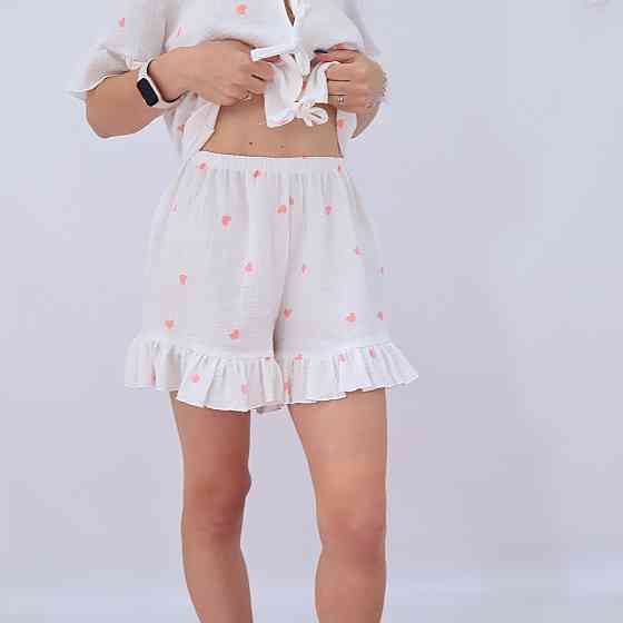 Муслінова жіноча піжама шорти+сорочка біла в рожеві сердечка з рюшами Кам'янець-Подільський