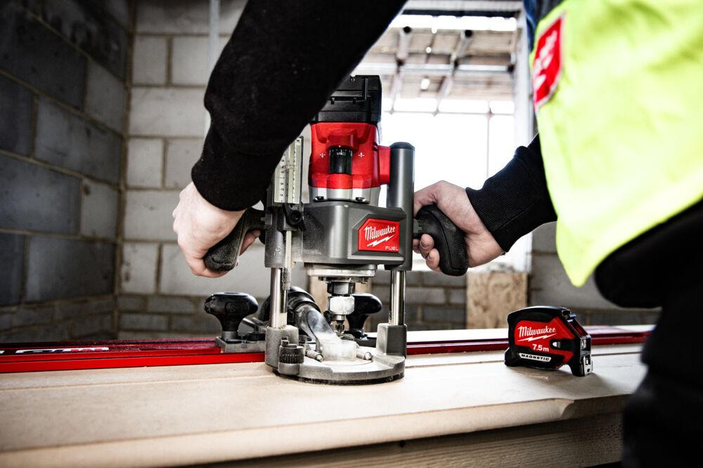 Фрезер акумулятрний кромкувальний MILWAUKEE, M18 FR12KIT-0P (цанги 8мм і 12мм, бічний упор, опорна плита, гайковий ключ, труба д Одеса - фото 4