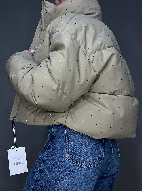 Куртка женская Haiziyuan 7165 укороченная пуффер с россыпью камешков демисезонная без капюшона оверсайз бежевая, бежевый, L Киев - изображение 19