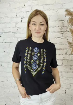 Чоловіча вишиванка в чорному кольорі з голубими орнаментом Київ