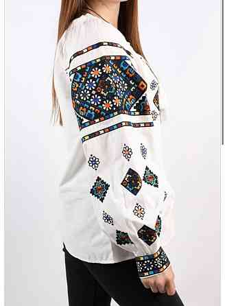 Жіноча біла вишиванка з різнобарвною вишивкою 80% бавовна, 20% поліестер. Одеса