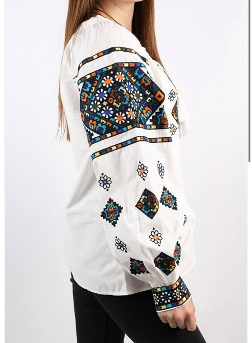 Женская белая вышиванка с разноцветной вышивкой 80% хлопок, 20% полиэстер. Одесса - изображение 2