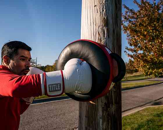 Маківара кругла TITLE Boxing Wrap-Around Stationary Punch Shield Black/Red Каменское