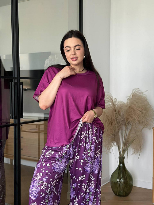 Піжама жіноча штани та футболка великого розміру PLUS SIZE з квітковим принтом домашній комплект для дому та сну фіолетова Одеса - фото 7