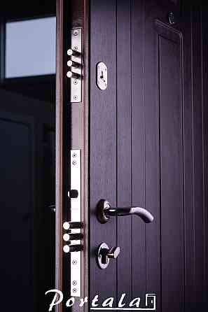 Двери уличные, серия Элегант, модель Нью-Йорк, двухцветная, гнутый профиль, 2 контура уплотнения, 2 замка 850 Киев