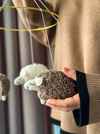 Дитячий мобіль на ліжечко для немовлят ручної роботи WooolyWool «Баранці» Київ - фото 3
