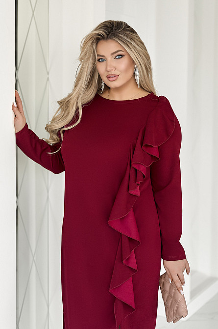 Приталенное платье миди с воланом 