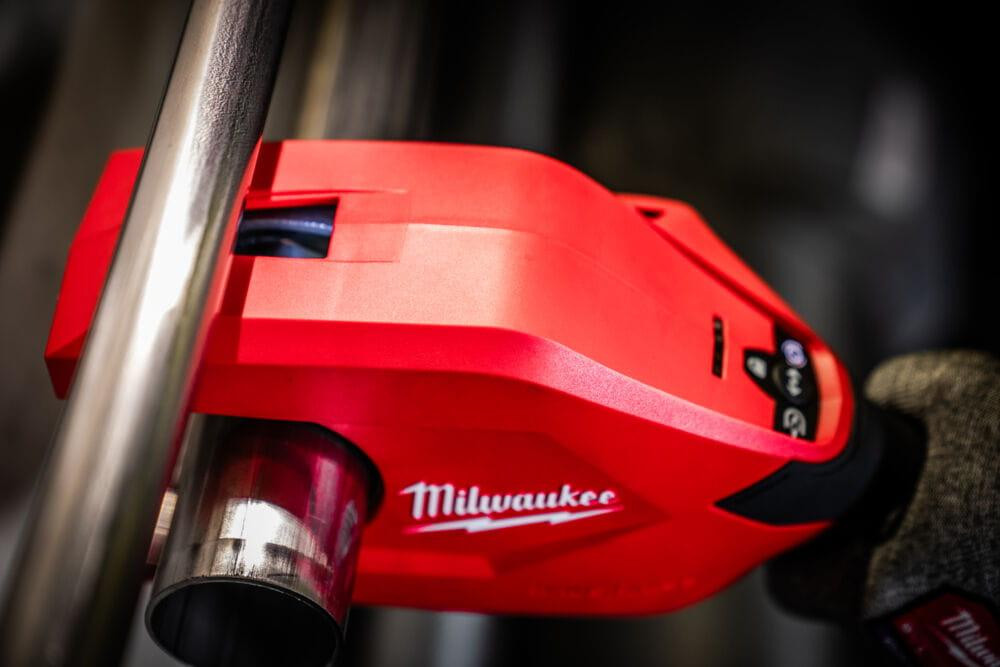 Труборез аккумуляторный по нержавеющей стали MILWAUKEE, M12 PCSS54-402C, к 54мм (зарядное устройство С12 С, 2 аккумулятора М12 В4 4 Одесса - изображение 6