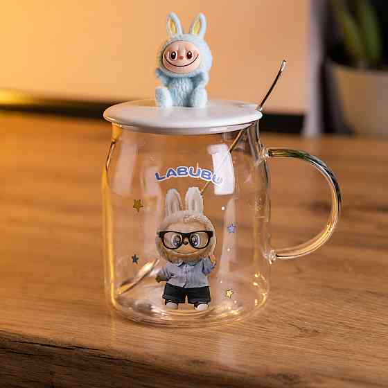 Yiwu Новорічна велика скляна чашка "Лабубу" з кришкою та ложкою 600 мл, Святкова кружка чашка д Коломия