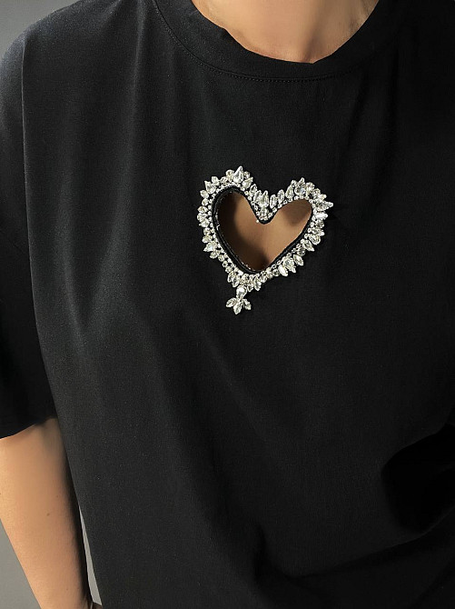 Футболка женская A-N 27009 оверсайз с вырезом в форме сердца с камнями, черный, one size Киев - изображение 14