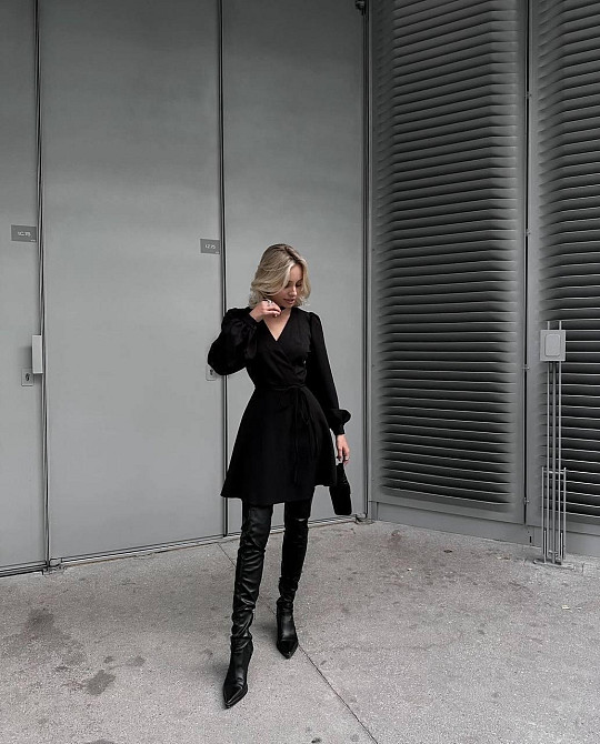 Женское базовое мини платье на запах костюмка Одесса - изображение 5